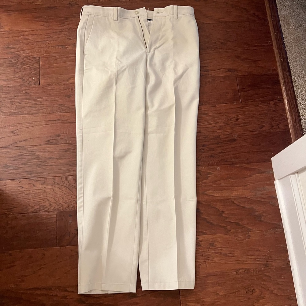 NWOT dockers white cotton size 34 pants. Classic fit